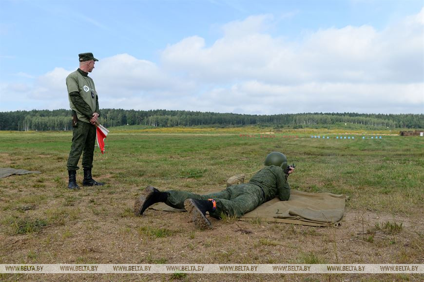 Капитан Владислав Трофимович во время стрельбы по мишеням