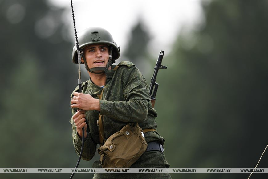 Старший лейтенант Сергей Малькевич во время развертывания радиостанции