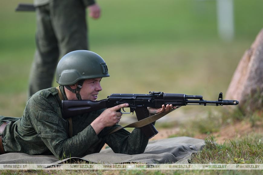 Прапорщик Дмитрий Кухаронок во время стрельбы по мишеням