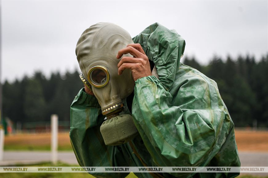 Во время надевания костюма химзащиты