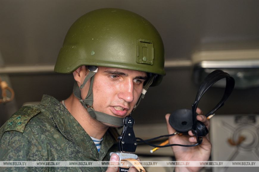 Старший лейтенант Сергей Малькевич во время передачи сигнала
