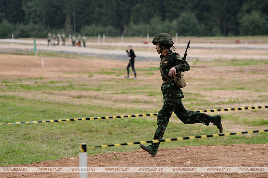 На дистанции участник из команды Вьетнама