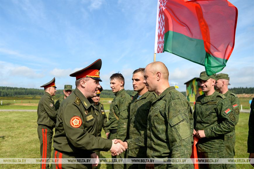 Министр обороны Республики Беларусь Виктор Хренин поздравляет команду Республики Беларусь с победой