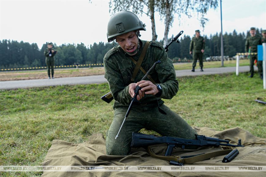 Капитан Владислав Трофимович во время упражнения по разборке и сборке автомата