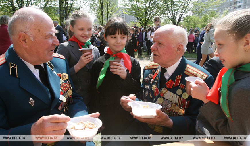 Яков Тарасов и Семен Шакаров во время сбора Батальона белорусских орлят в Минске, 2009 год