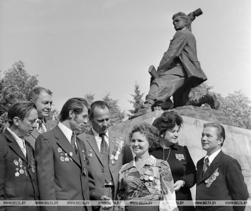 Участники слета белорусских орлят у памятника Марату Казею, 1976 год