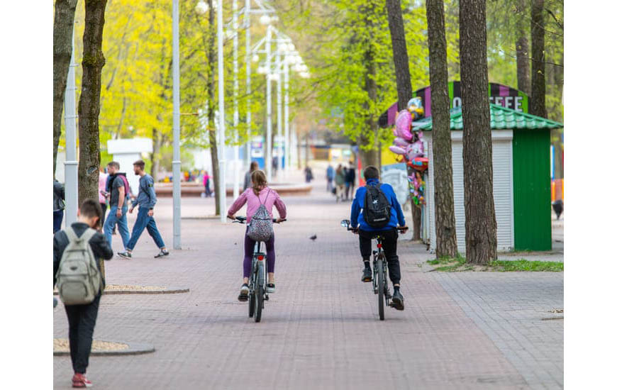 Прямо под вашими окнами будет более 170 гектаров зелени – больше, чем Гайд-парк в Лондоне и Люксембургский сад в Париже! Прямо под вашими окнами будет более 170 гектаров зелени – больше, чем Гайд-парк в Лондоне и Люксембургский сад в Париже!