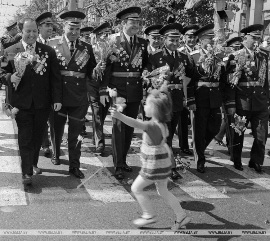 Празднование 30-летия Великой Победы в Минске. Шествие ветеранов войны и труда по Ленинскому проспекту, май 1975 года