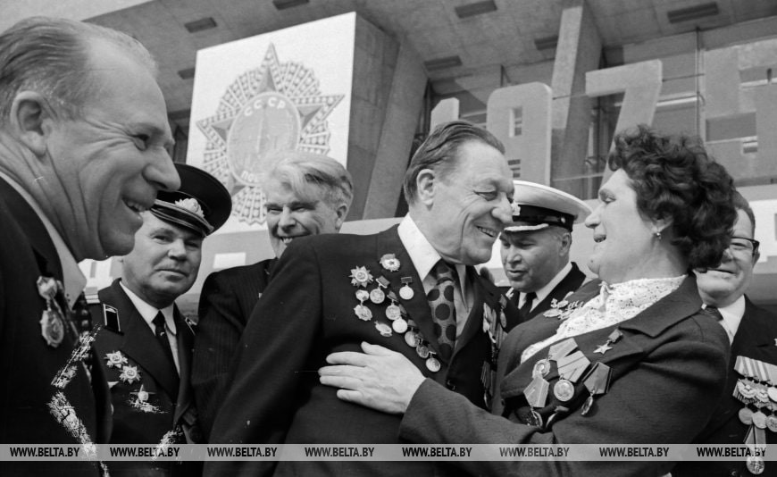 На праздновании 30-летия Великой Победы в Минске встретились боевые друзья Герой Советского Союза Е.Г. Мазаник и И.Г. Линкевич. Май 1975 года