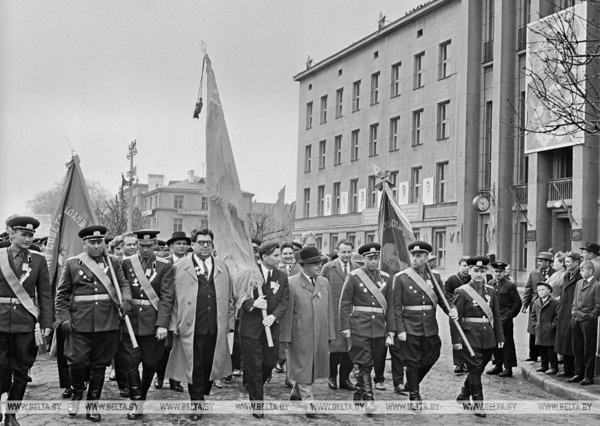 В день празднования 20-летия Победы над фашистской Германией в Бресте. Ветераны войны и партизаны, трудящиеся города направляются в "Крепость-герой", 9 мая 1965 года