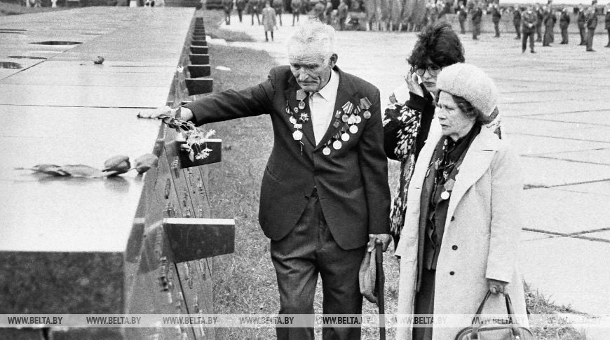 Защитник Брестской крепости Н.З. Голубчик приехал на торжество из Краснодара со своей дочерью и женой майора П. Гаврилова Марией Григорьевной. Брестская крепость. 9 мая 1995 года