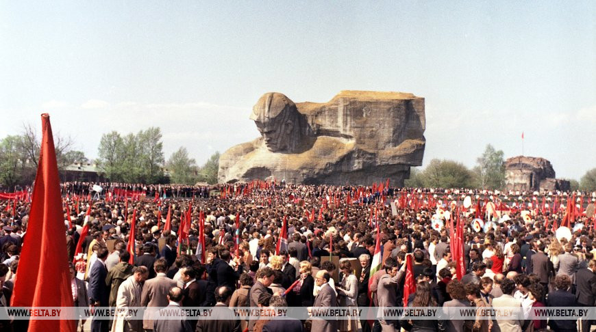 Митинг в Брестской крепости в день 40-летия Победы, май 1985 года