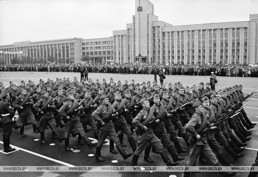 Военный парад, посвященный 50-летию Победы. Солдаты, одетые в армейскую форму 1941 года. Минск, 9 мая 1995 года