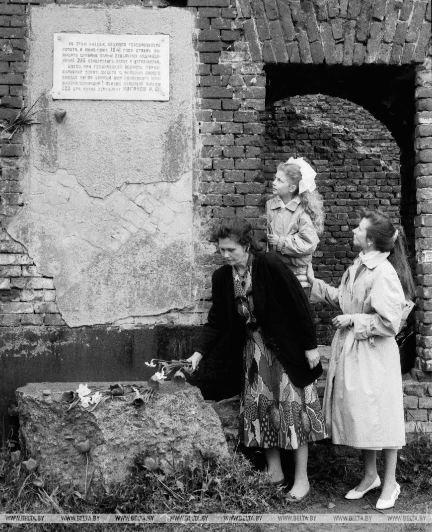 Семья лейтенанта Наганова у Тереспольских ворот Брестской крепости. Возлагают цветы на месте гибели А. Наганова его дочь Надежда Алексеевна, внучка Жанна и правнучка Алена, 9 мая 1995 года