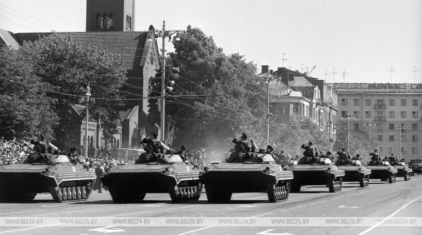Празднование 45-летия Победы в Минске. Парад войск Краснознаменного Белорусского военного округа, 9 мая 1990 года