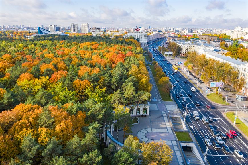 Рядом проспект Независимости и сразу две станции метро