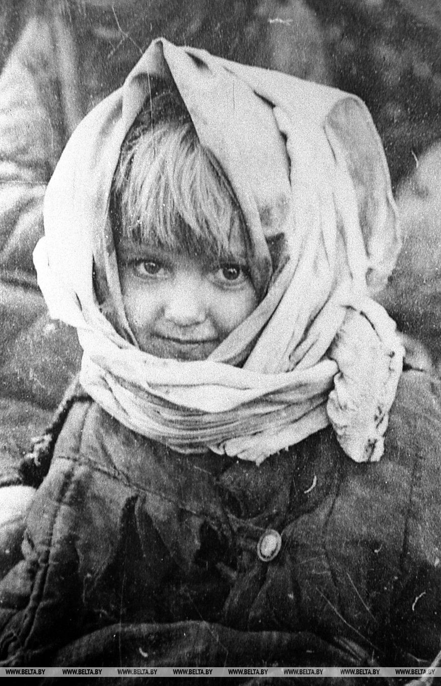 Шестилетняя Вера Курьян из деревни Подвидки бывшего Паричского района - узница концлагеря для мирных жителей в Озаричах, 1944 год