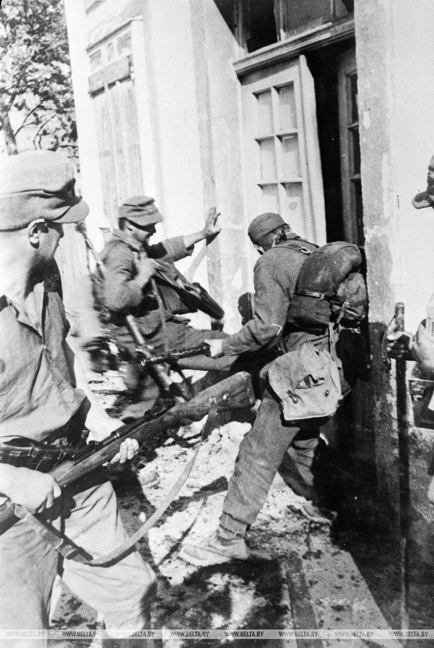 Гитлеровцы врываются в квартиру мирных жителей, 1942 год