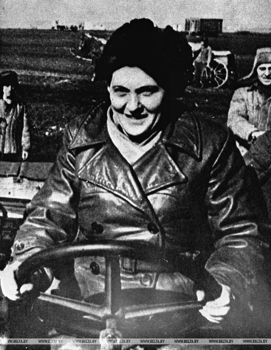 Прасковья Ангелина - участница стахановского движения в годы первых пятилеток, зачинатель движения "Девушки-на трактор!", 1949 год