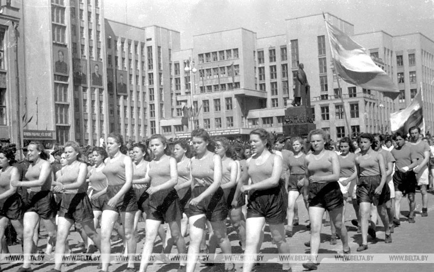 Колонна физкультурников на пл. Ленина г. Минска, 1950 год