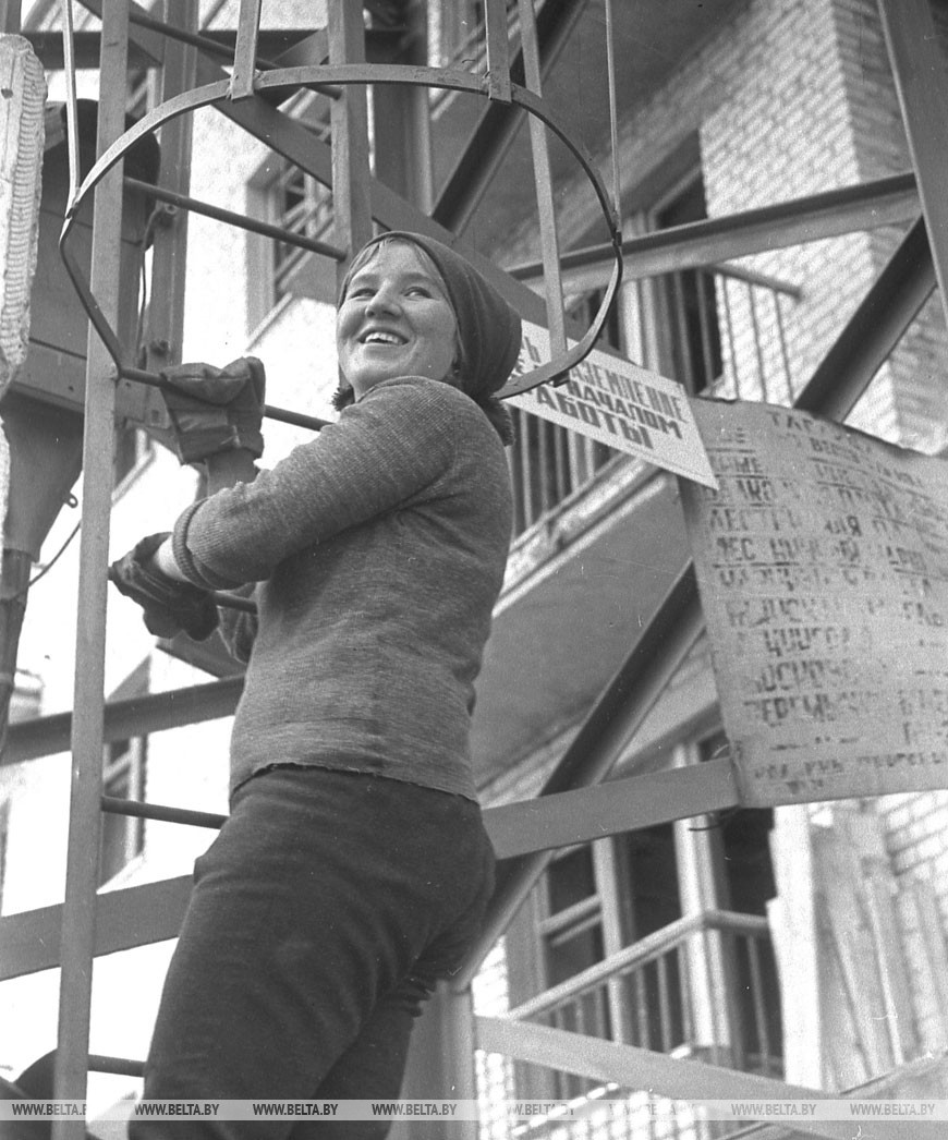 Передовая производственница, строитель Е. Цыганкова на строительстве жилого дома в г. Бресте, 1965 год