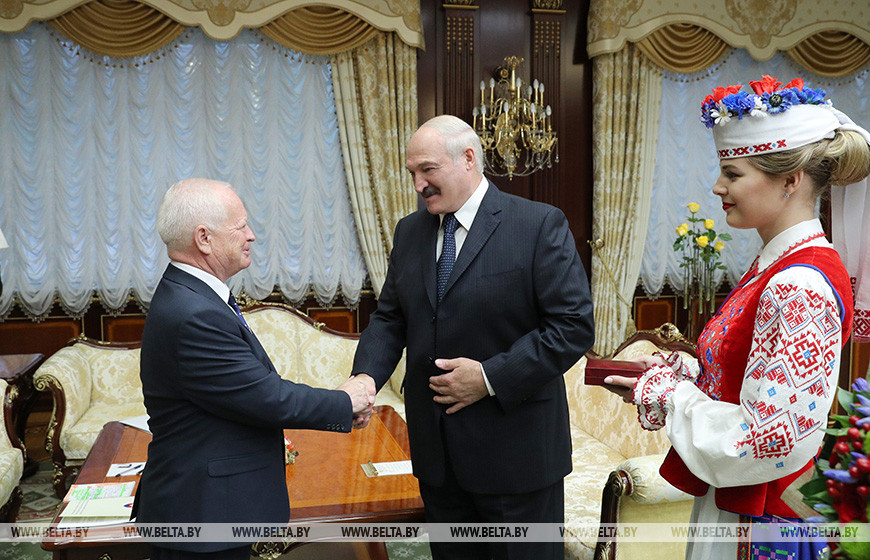 Александр Лукашенко вручает награду Йозефу Мигашу