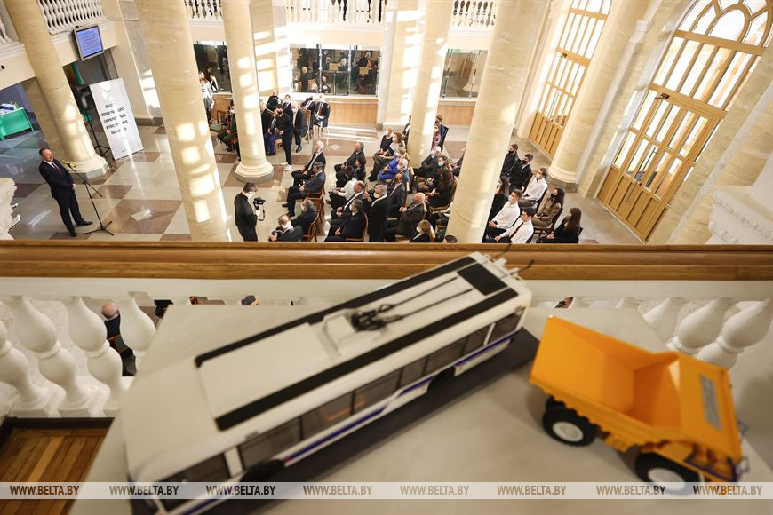 Во время торжественной церемонии открытия Доски почета Во время торжественной церемонии открытия Доски почета