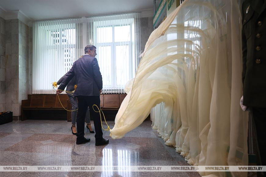 Первый проректор БНТУ Георгий Вершина открывает Доску почета лучших студентов университета Первый проректор БНТУ Георгий Вершина открывает Доску почета лучших студентов университета