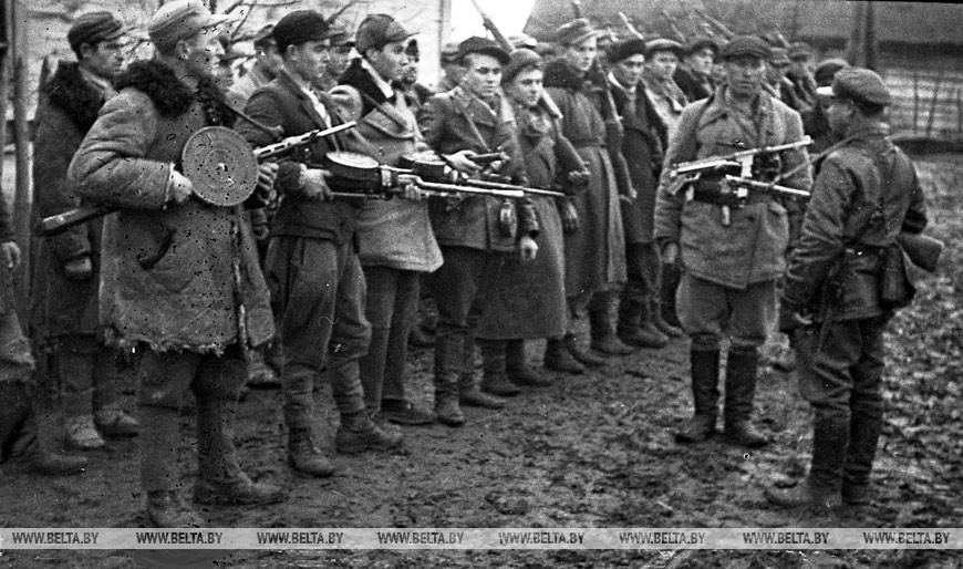Пинщина. Партизанский отряд имени Николая Шиша перед уходом на боевое задание, 1943 год