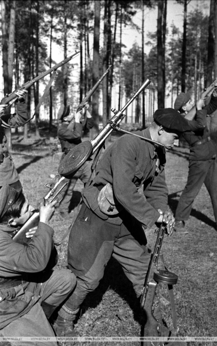 Минское партизанское соединение. Партизаны ведут огонь по фашистскому самолёту, 1944 год
