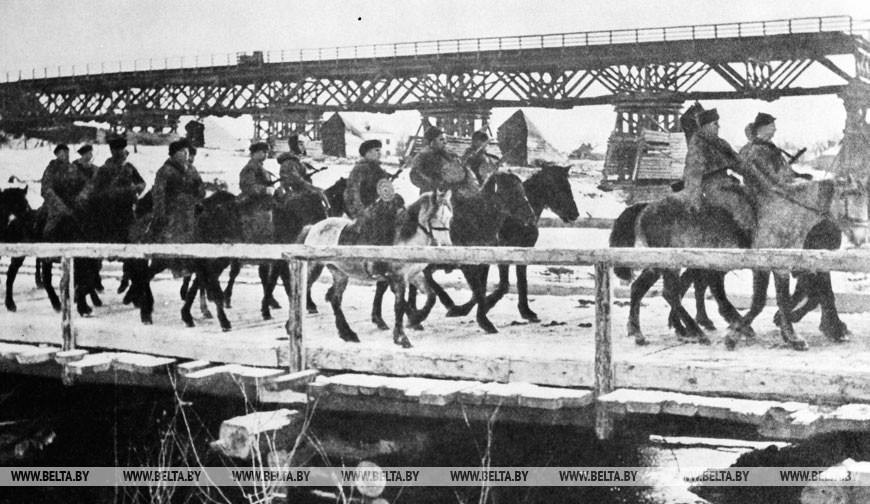 Партизанская конница переправляется через реку Случь, 1943 год