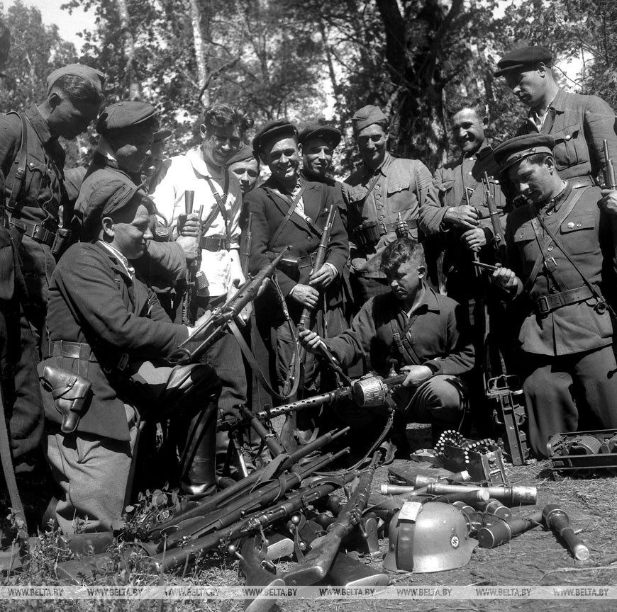 Группа партизан с трофеями, взятыми в бою с немцами, 1943 год