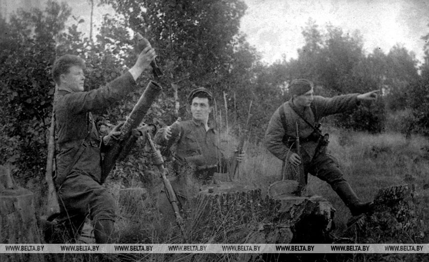 Партизаны ведут миномётный огонь по немецкому гарнизону, 1942 год