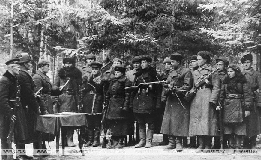 Бойцы партизанского отряда имени Суворова принимают присягу, 1943 год