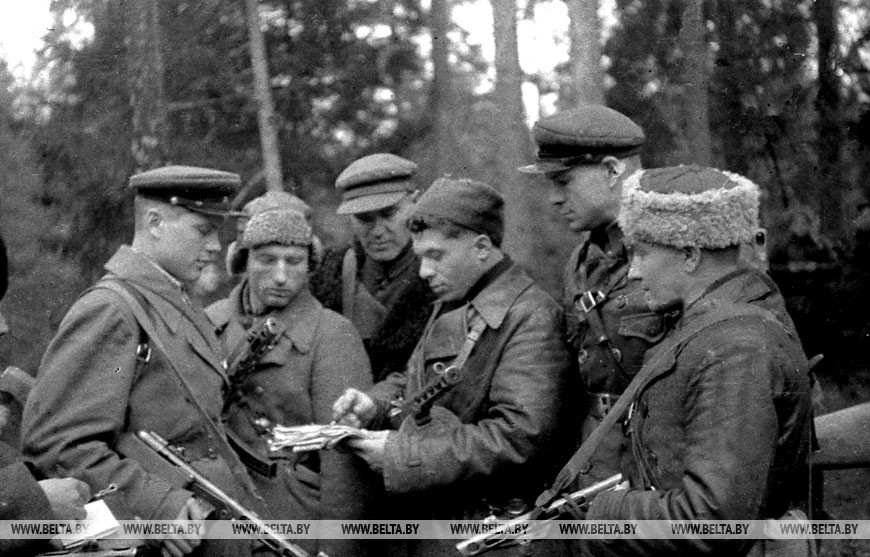 Командир партизанской бригады имени Чапаева Х.А.Матевосян обсуждает с командирами план очередной операции, 1943 год