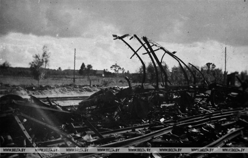 В тылу врага. Немецкий железнодорожный эшелон,сожженный партизанами. Репродукция Белта