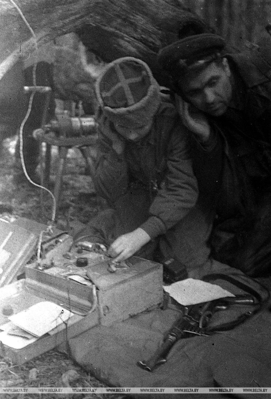 Брестское партизанское соединения. В лесном лагере партизаны слушают Москву, 1943 год