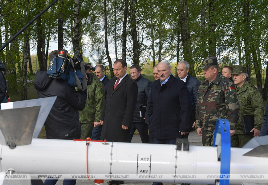 Александр Лукашенко во время ознакомления с военными разработками Александр Лукашенко во время ознакомления с военными разработками