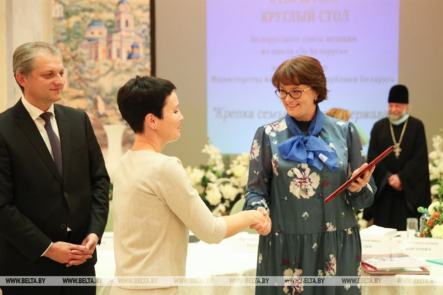 Заместитель министра информации Игорь Бузовский и председатель БСЖ Елена Богдан вручили награду редакции районной газеты "Пастаўскі край" (цикл тематических рубрик и страниц) Заместитель министра информации Игорь Бузовский и председатель БСЖ Елена Богдан вручили награду редакции районной газеты "Пастаўскі край" (цикл тематических рубрик и страниц)