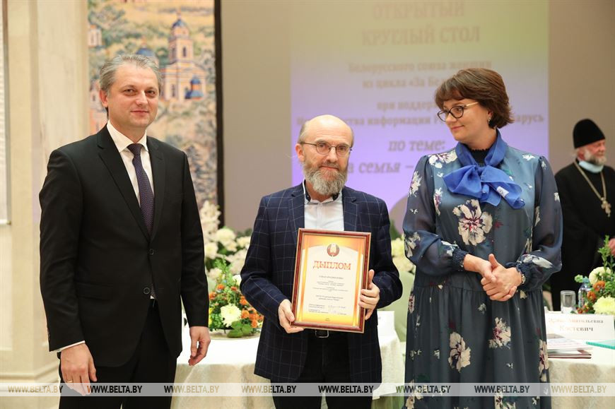 Заместитель министра информации Игорь Бузовский и председатель БСЖ Елена Богдан вручили награду редакции Березовской районной газеты "Маяк" Заместитель министра информации Игорь Бузовский и председатель БСЖ Елена Богдан вручили награду редакции Березовской районной газеты "Маяк"
