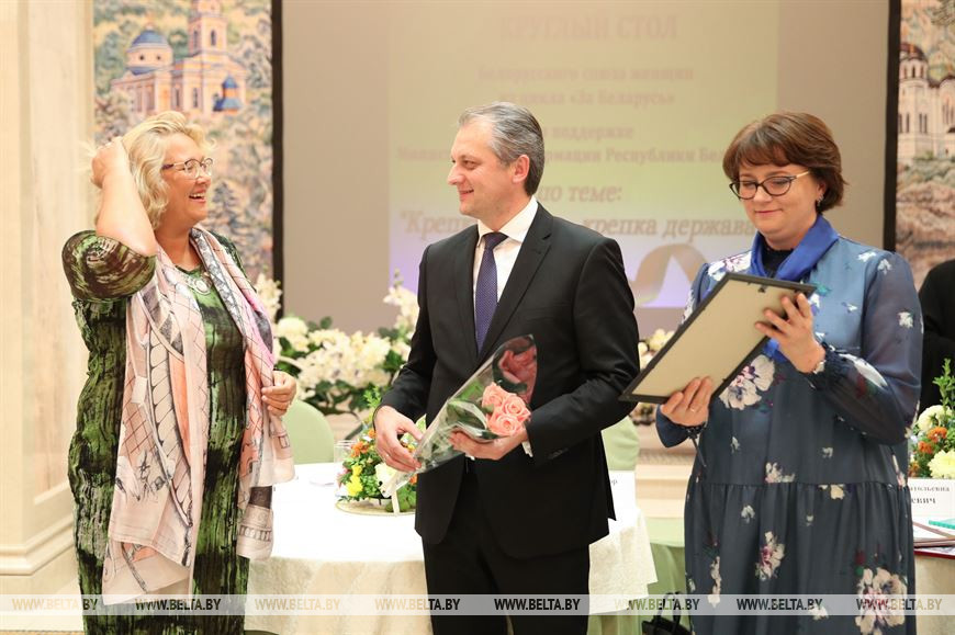 Заместитель министра информации Игорь Бузовский и председатель БСЖ Елена Богдан вручают награду главному редактору газеты "Вечерний Минск" Екатерине Дубинской Заместитель министра информации Игорь Бузовский и председатель БСЖ Елена Богдан вручают награду главному редактору газеты "Вечерний Минск" Екатерине Дубинской
