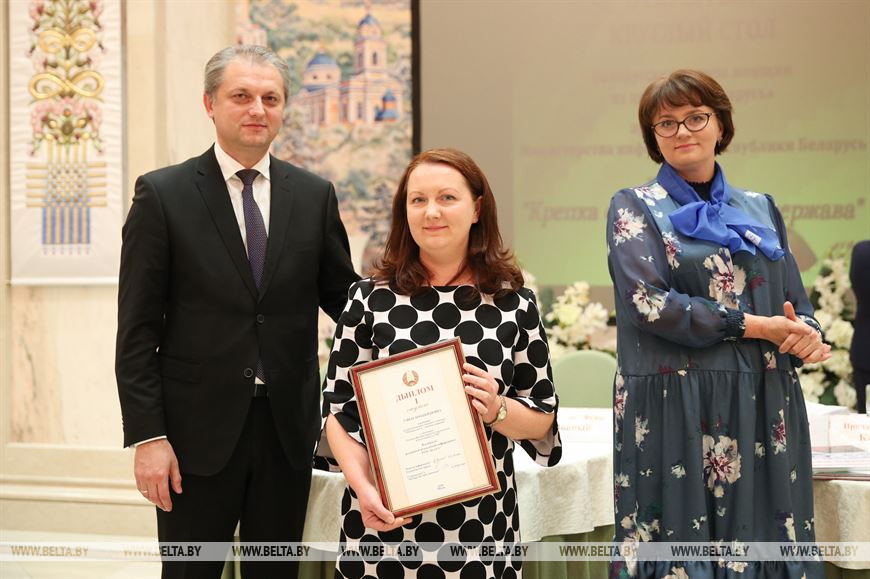 Заместитель министра информации Игорь Бузовский и председатель БСЖ Елена Богдан вручили награду Белорусскому телеграфному агентству за фотоматериалы коллектива редакции визуальной информации Заместитель министра информации Игорь Бузовский и председатель БСЖ Елена Богдан вручили награду Белорусскому телеграфному агентству за фотоматериалы коллектива редакции визуальной информации