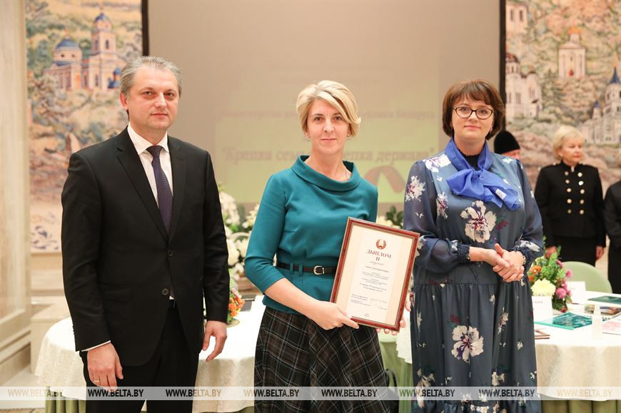Заместитель министра информации Игорь Бузовский и председатель БСЖ Елена Богдан вручили награду редакции газеты "Свіслацкая газета" (серия публикаций, популяризующих семейные ценности и традиции) Заместитель министра информации Игорь Бузовский и председатель БСЖ Елена Богдан вручили награду редакции газеты "Свіслацкая газета" (серия публикаций, популяризующих семейные ценности и традиции)