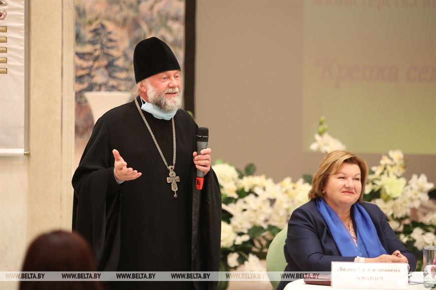 Настоятель Всехсвятского прихода протоиерей Федор Повный Настоятель Всехсвятского прихода протоиерей Федор Повный