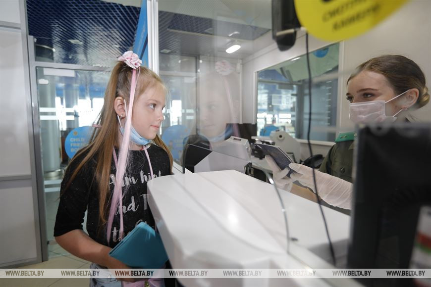 Вика Липнянская проходит пограничный контроль Вика Липнянская проходит пограничный контроль