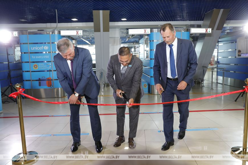 Председатель Государственного пограничного комитета Анатолий Лаппо, представитель ЮНИСЕФ в Беларуси доктор Рашед Мустафа Сарвар, генеральный директор Национального аэропорта Вячеслав Хоронеко Председатель Государственного пограничного комитета Анатолий Лаппо, представитель ЮНИСЕФ в Беларуси доктор Рашед Мустафа Сарвар, генеральный директор Национального аэропорта Вячеслав Хоронеко