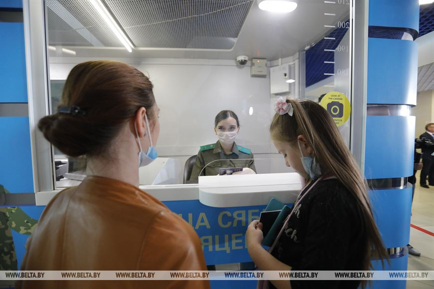 Вика Липнянская с мамой Ириной проходят пограничный контроль Вика Липнянская с мамой Ириной проходят пограничный контроль