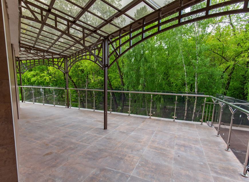 Во всех домах предусмотрены балконы или застекленные лоджии, а в некоторых – еще и приватные террасы Во всех домах предусмотрены балконы или застекленные лоджии, а в некоторых – еще и приватные террасы