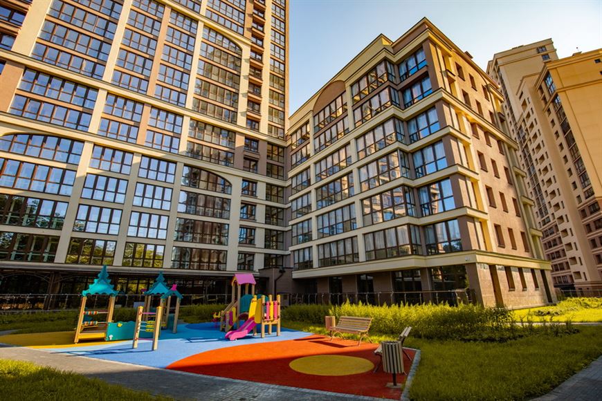 Спортивные и детские площадки со специальным покрытием есть у каждого дома Спортивные и детские площадки со специальным покрытием есть у каждого дома