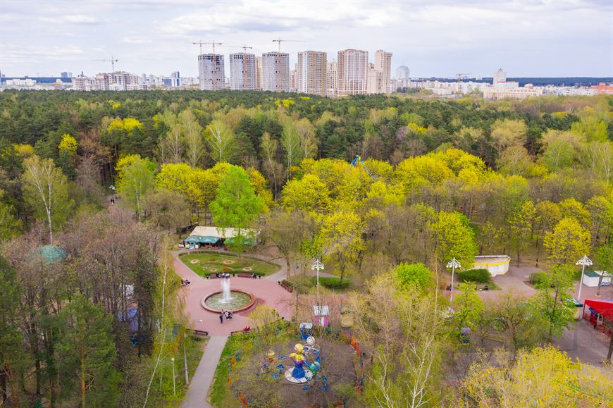 Жилой комплекс "Парк Челюскинцев" строится у самых границ огромного паркового массива в центре города